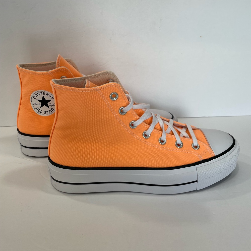 New Woman's Converse High Top Platform Canvas Sneakers. Size 9